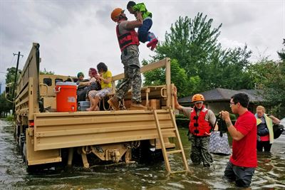 Los soldados de la Guardia Nacional de Texas asisten a residentes afectados por las inundaciones causadas por el Huracán Harvey en Houston, 27 de Agosto de 2017. Foto tomada por el Teniente Zachary West de la Guardia Nacional