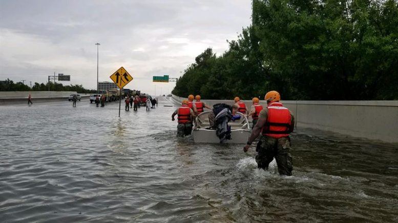 Los soldados de la Guardia Nacional de Texas llegó a Houston para ayudar a los residentes en áreas fuertemente inundadas a causa de las tormentas del Huracán Harvey, 27 de agosto de 2017. Foto del Ejército de la Guardia Nacional de Texas tomada por el primer Teniente Zachary West